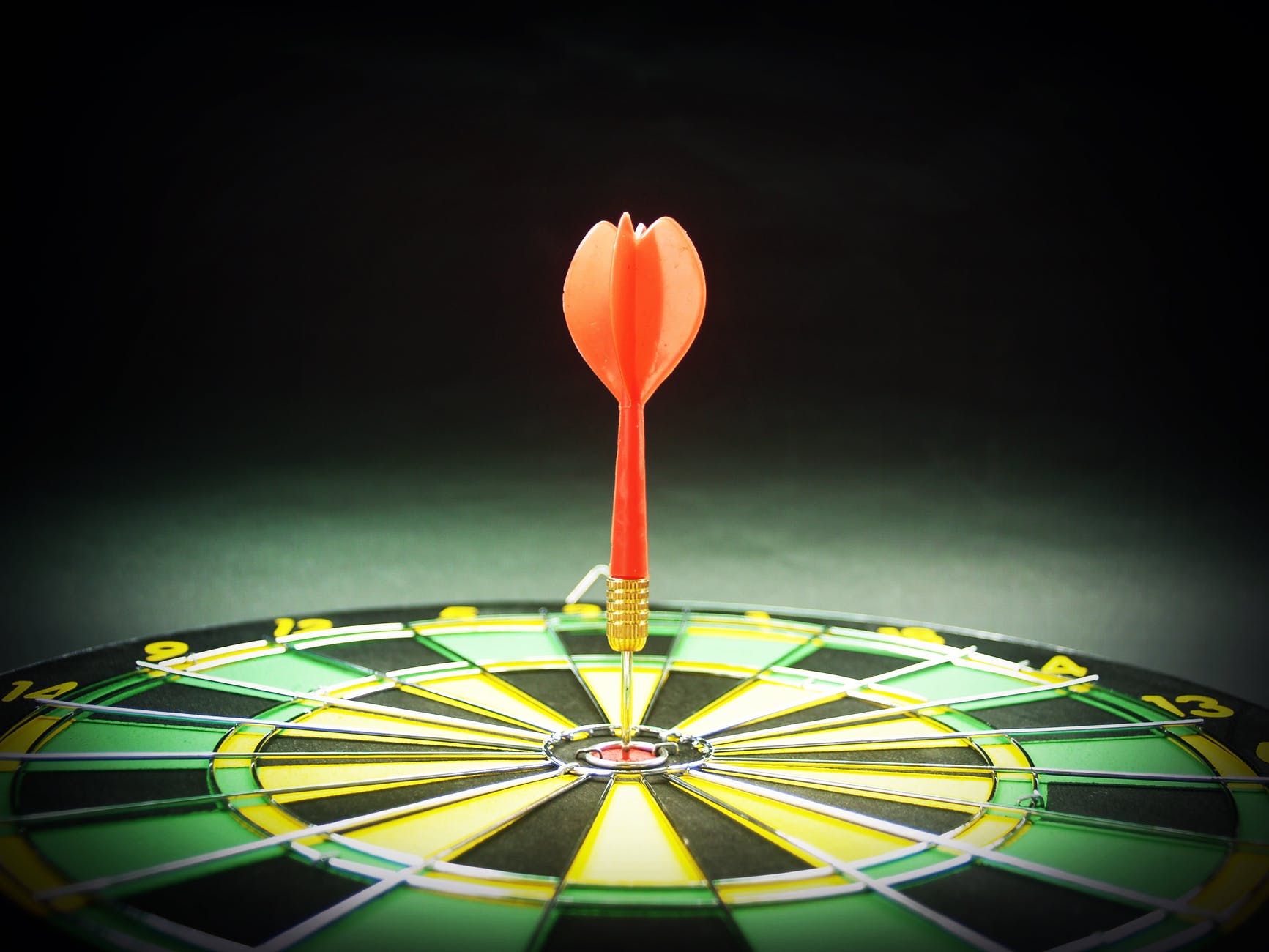 dart pin in the middle of dartboard